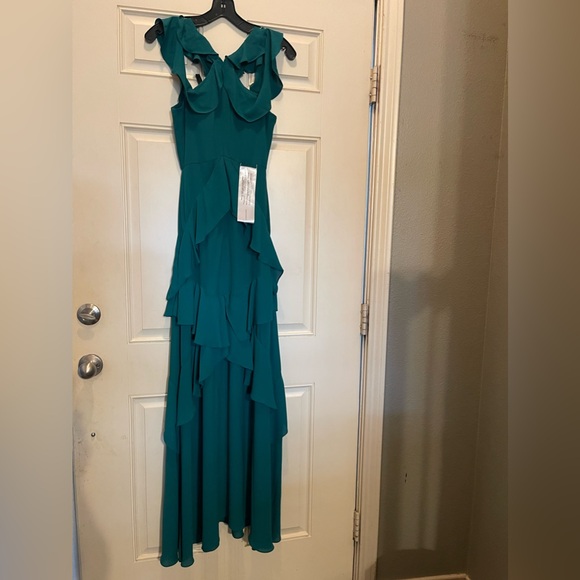 Beautiful ruffle emerald BCBG gown - Picture 7 of 8